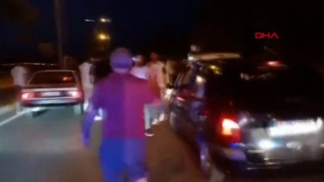 Hastane yolunu trafiğe kapatıp asker eğlencesi yapan gençlere tepki