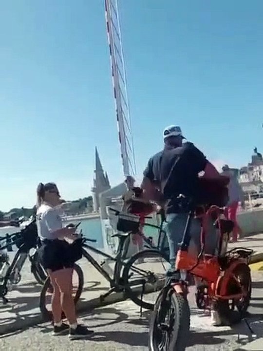 La Rochelle : Un homme refusant un contrôle d'identité se jette sur un policier et lui arrache un morceau du pouce avec les dents