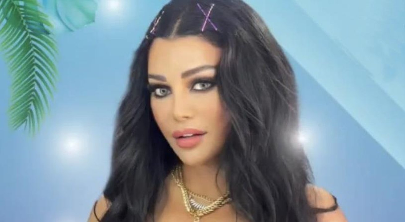 هيفاء وهبي تستقبل جمهورها بالذهبي والأسود