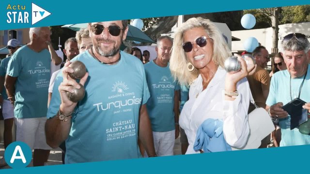 Caroline Margeridon en total look blanc avec Patrick Bruel, un duo complice place des Lices à Saint