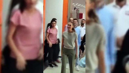 Image de Syrie ! Esma Esad a été accueillie par des applaudissements et des roses dans l'usine qu'elle a visitée.