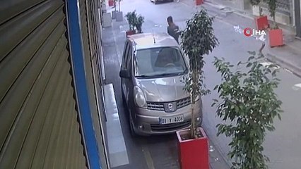 Il a cassé le verre et volé le collier en or, il n'a pas pu échapper à la police... Les moments de vol sont filmés