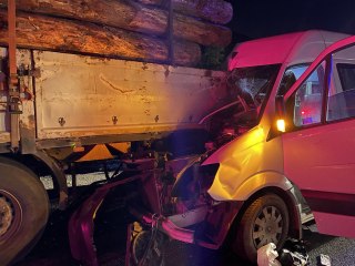 Minibüs TIR'a çarptı: 1 ölü