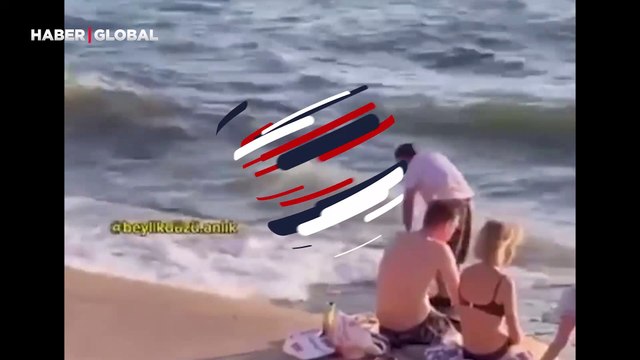 Beylikdüzü Gürpınar sahilinde bir kişi dalgaların arasında namaz kıldı