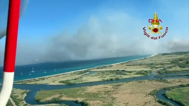 İtalya’da korkutan yangın: Kamp yerleri tahliye ediliyor