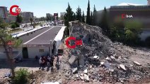 Ağır hasarlı binanın duvarı iş yerinin üzerine yıkıldı