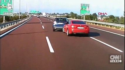 Otoyolda tartışma! İnsanların canını böyle tehlikeye attılar