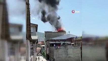 Bursa'da 4 Katlı Binanın Çatı Katı Alev Alev Yandı