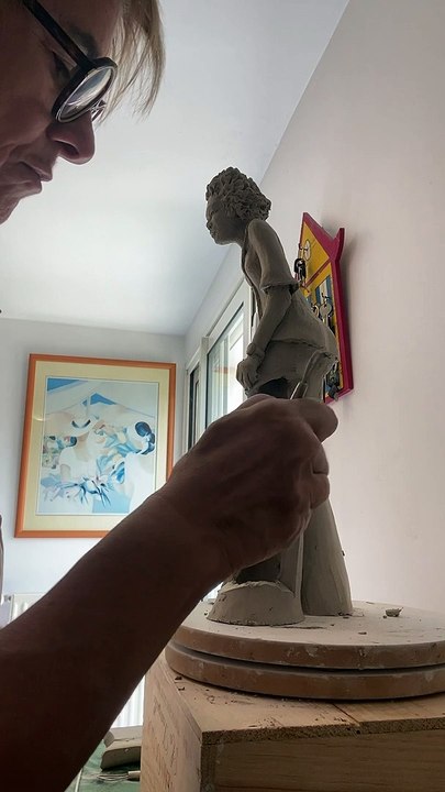 Coupe et vidage d'une sculpture en terre