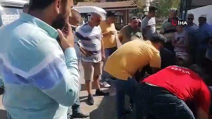 Homme handicapé avec un pied prothétique coincé sous la camionnette comme ça