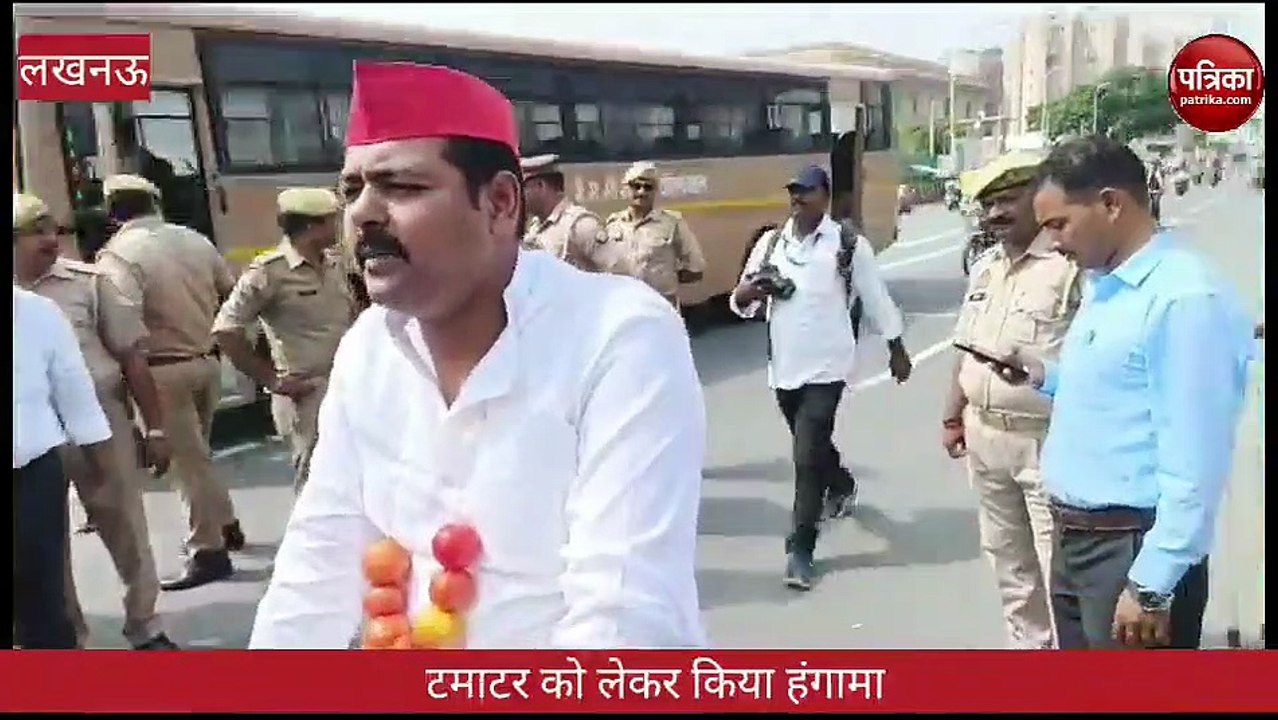 Monsoon Session 2023: विपक्ष नेता मॉनसून सत्र में पहुंचे साइकिल से, पहनी लहसुन और टमाटर की माला