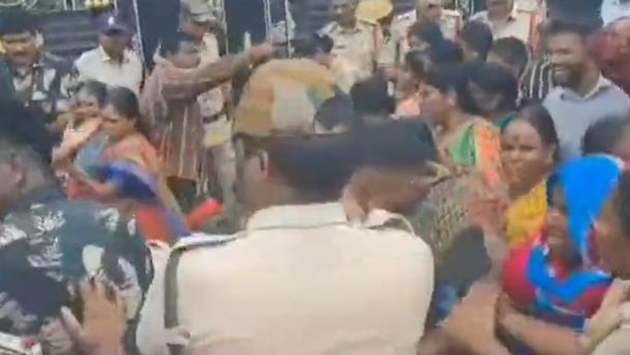 అనంతపురం జిల్లా: కార్మికులు వర్సెస్ ఖాకీ... కలెక్టరేట్ వద్ద తోపులాట