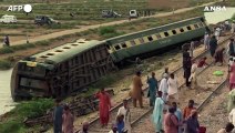 Treno deragliato in Pakistan, volontari al lavoro per ripulire il luogo dell'incidente