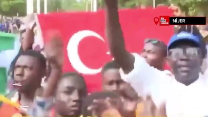 Nijer'de Fransa karşıtı göstericiler Türk bayrağı açtı