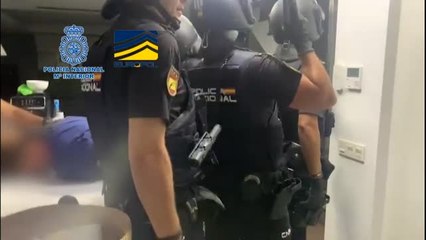 Video herunterladen: La Policía detiene a 23 personas que se dedicaban al transporte internacional de drogas por carretera