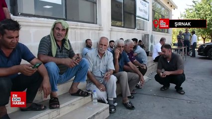 Habur Sınır Kapısından Irak'a yük taşıyan tır şoförleri araçların gölgesinde serinliyor