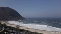 Surfisti sfidano onde alte diversi metri in Brasile