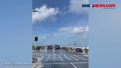 Detik-Detik Pemotor Berjatuhan Diterjang Gelombang Tinggi di Maldives