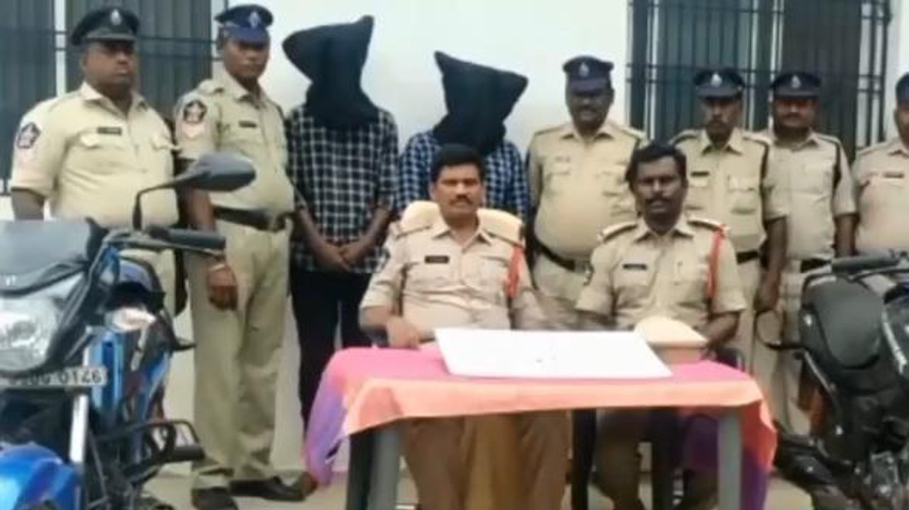 వైఎస్ఆర్ జిల్లా: ఇద్దరు చైన్ స్నాచర్ల అరెస్ట్... భారీగా నగదు స్వాధీనం