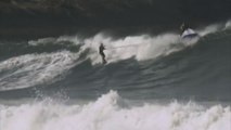 Surfisti sfidano onde alte diversi metri in Brasile