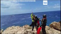 Spektakuläre Helikopter-Rettung vor Lampedusa: Dutzende Migrant:innen in Sicherheit