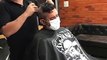 Barbeiro raspa cabelo de amigo com câncer e faz homenagem emocionante