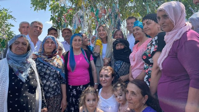 İmamoğlu Tunceli’de türbe ziyaret etti, dilek ağacına bez bağlayıp dilek tuttu