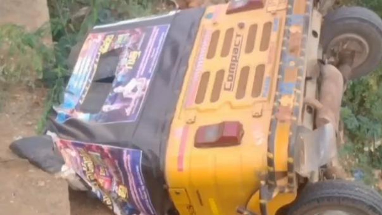 వైఎస్ఆర్ జిల్లా: వాగులో బోల్తా పడిన ఆటో