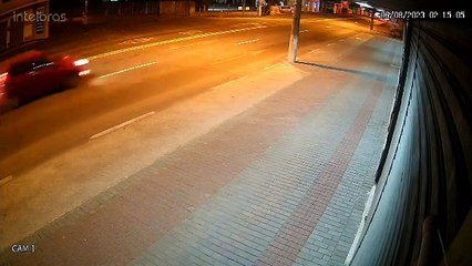 Pancada em carro da PM denuncia racha em Blumenau com confusão e quatro presos