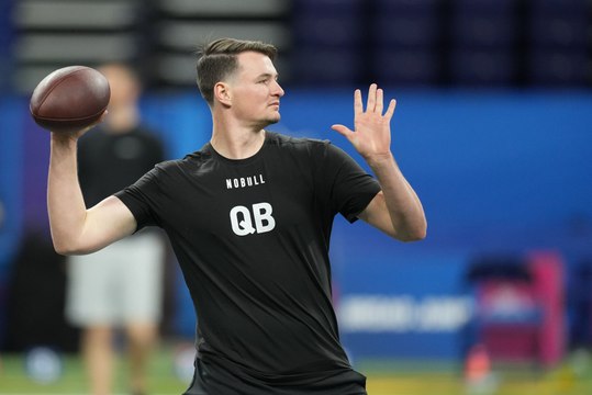 Ce mec est incroyable, il attrape n'importe quel ballon !