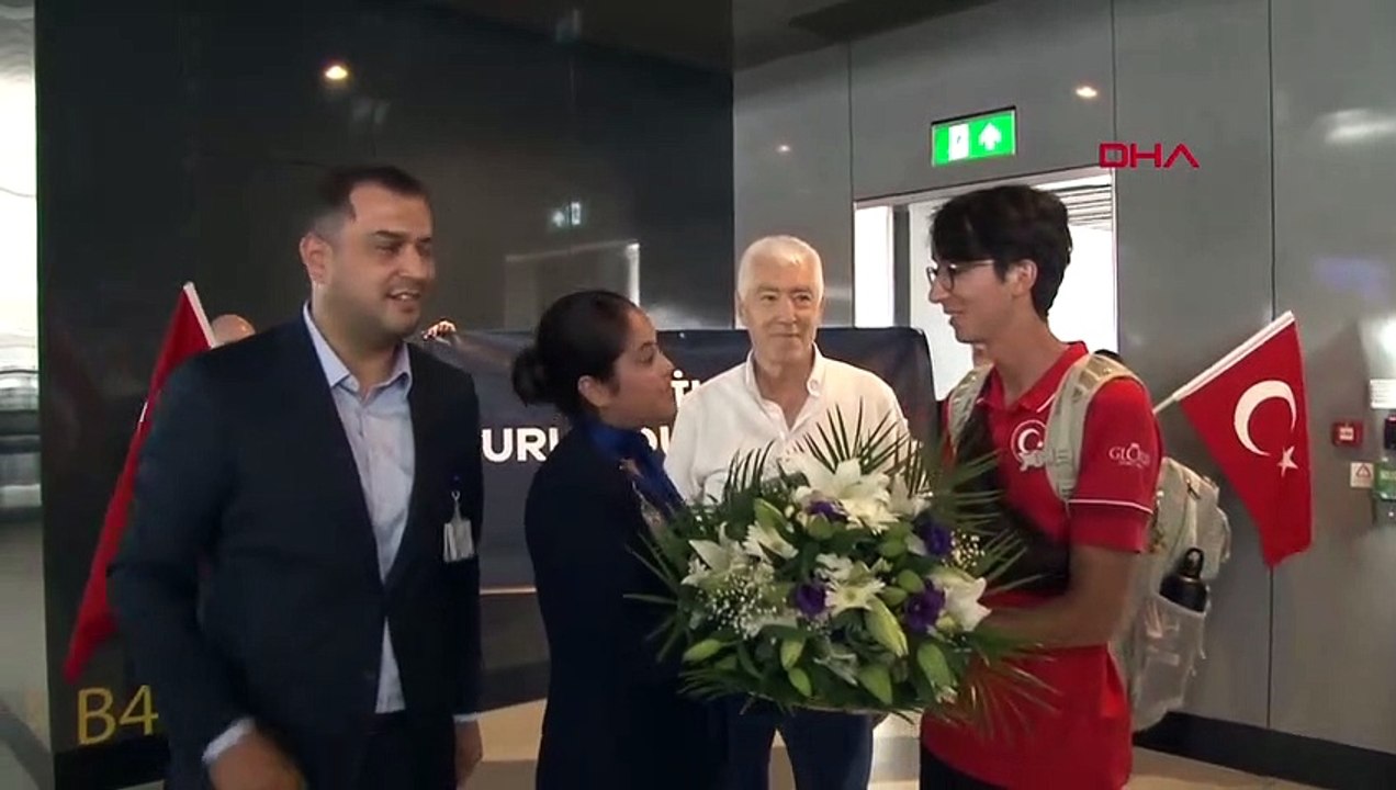 Dünya şampiyonu olan Mete Gazoz, ülkeye döndü: Bundan sonraki hedefimiz 2024 Paris Olimpiyat Oyunları'nda şampiyon olmak
