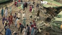تصاویر قطاری که در پاکستان از ریل خارج شد و بیش از ۱۰۰ کشته و زخمی برجای گذاشت