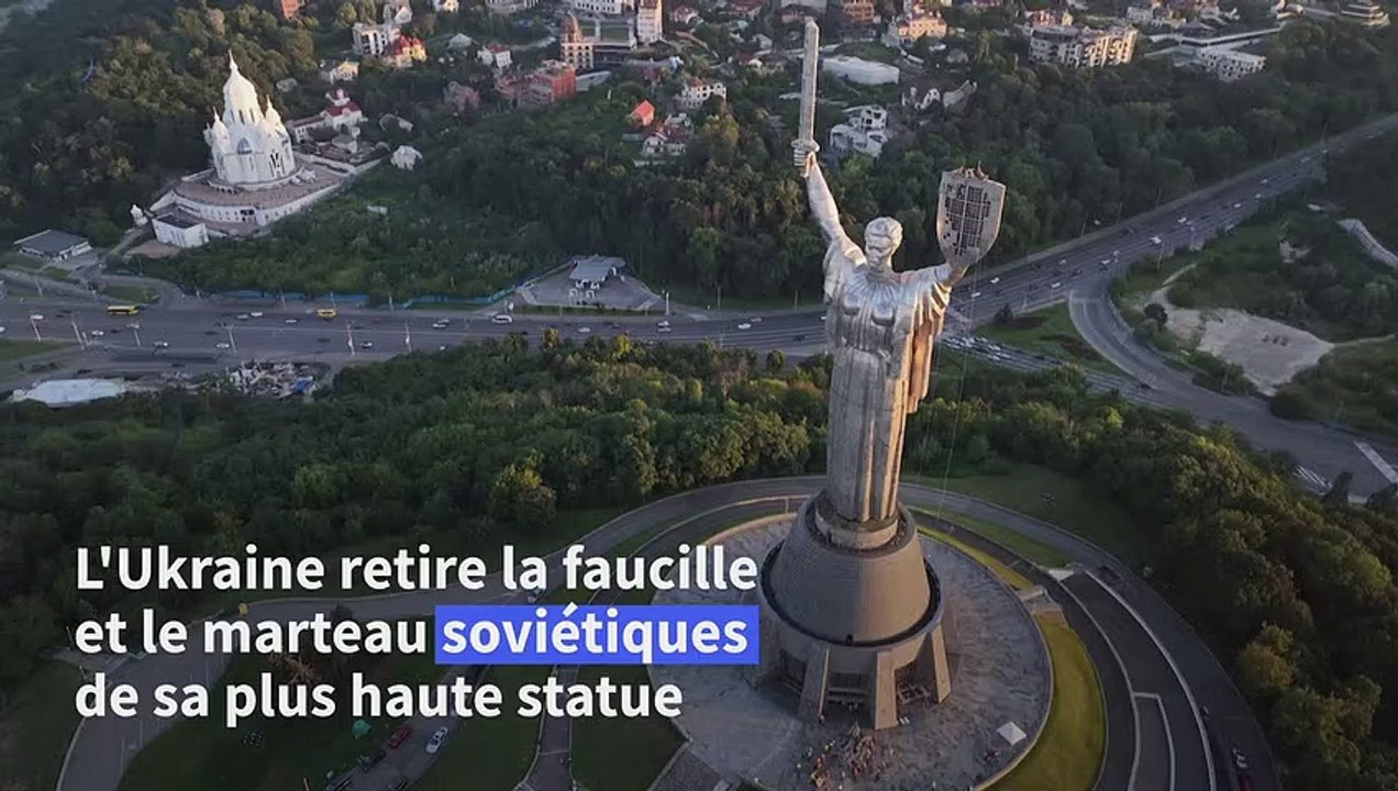 La faucille et le marteau retirés d'une statue géante emblématique de