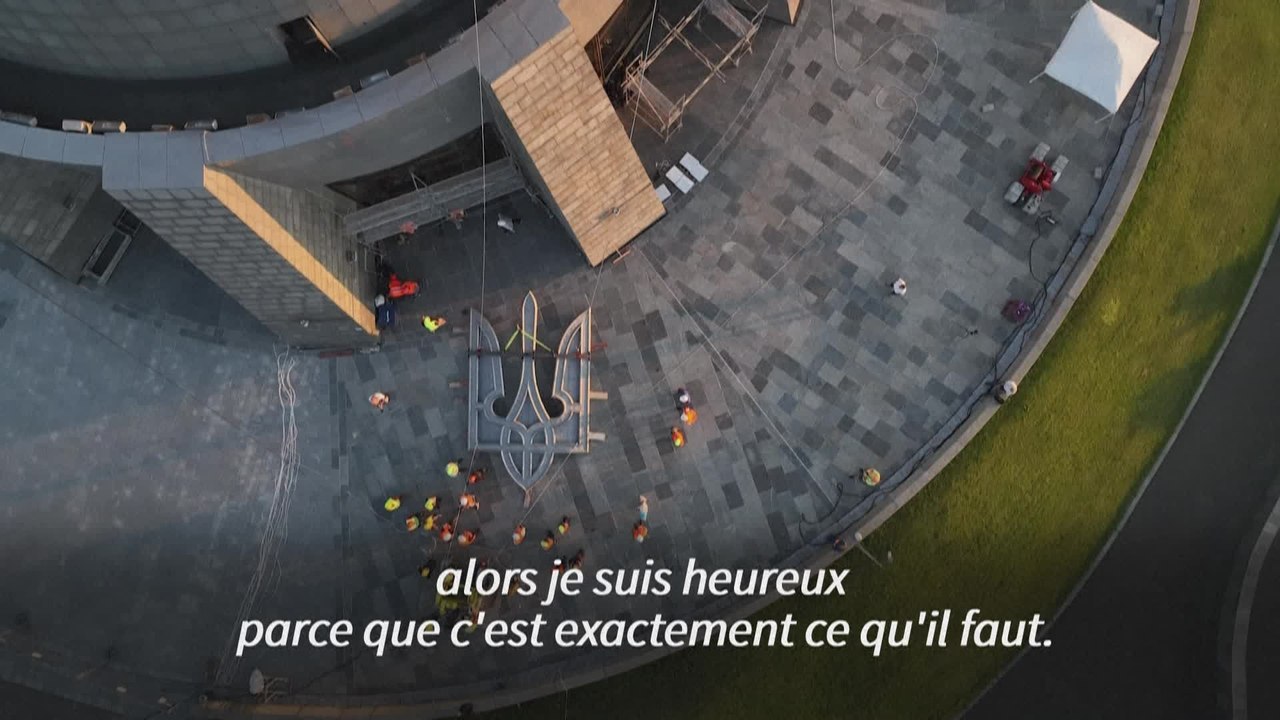 La faucille et le marteau retirés d'une statue géante emblématique de