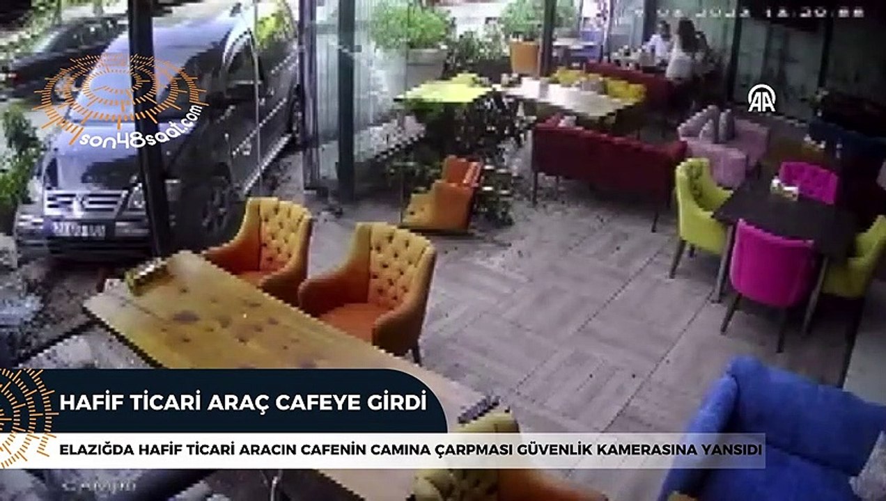 Aracın kafenin camına çarpması güvenlik kamerasına yansıdı