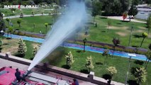 Aksaray'da 41 derece sıcaklıkta bunalan vatandaşları itfaiye su sıkarak serinletti