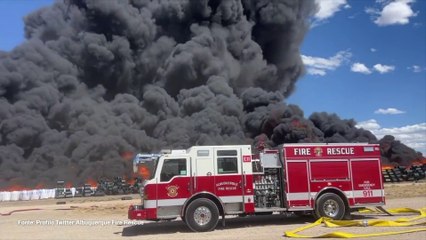 In fiamme deposito di plastica in New Mexico, nube nera minaccia città