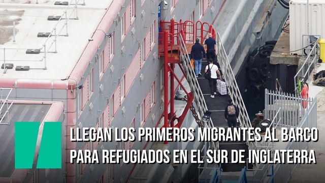 Llegan los primeros migrantes al barco para refugiados en el sur de Inglaterra