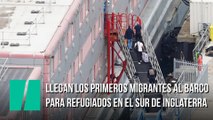 Llegan los primeros migrantes al barco para refugiados en el sur de Inglaterra