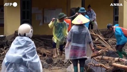 Скачать видео: Vietnam, inondazioni e frane nel nord del Paese: almeno otto morti