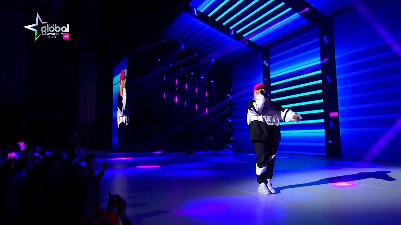 Tones and I chante son tube "Dance Monkey" en live