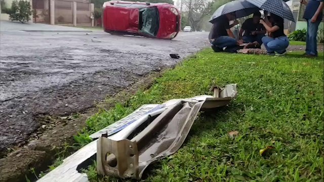 Carro capota várias vezes após forte colisão no São Cristóvão
