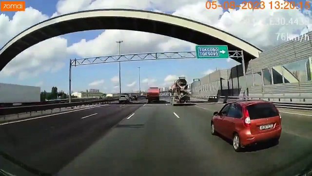 Ce conducteur de camion réussit l'impossible en évitant le pire