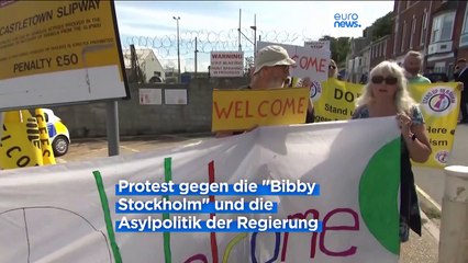 Ein Schiff fährt nach nirgendwo: Asylsuchende beziehen umstrittenen Lastkahn