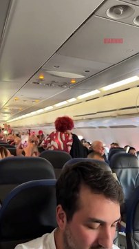 Alcione faz “show” para passageiros dentro de avião