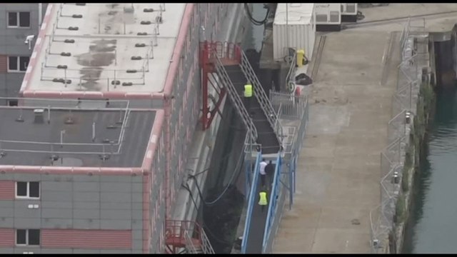 In Regno Unito attivo il primo centro d'accoglienza per migranti galleggiante