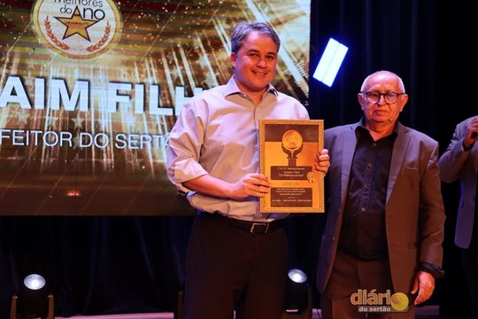 Na festa Os Melhores do Ano, Efraim recebe comenda Benfeitor do Sertão e cita confiança do povo