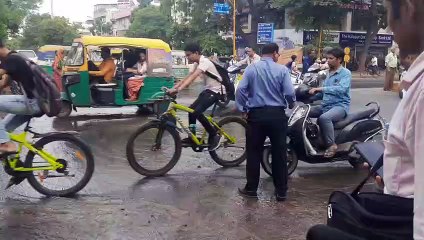 Ahmedabad video: शाहीबाग: पुलिस आयुक्त कार्यालय के सामने टूटी सड़क, दो जगहों से पानी बहा