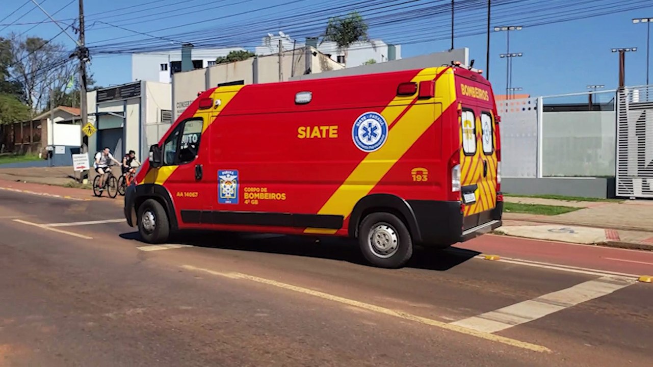 Mulher sofre torção no joelho durante atividade esportiva
