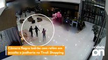 Câmera flagra ladrão com refém em assalto a joalheria no Tivoli Shopping